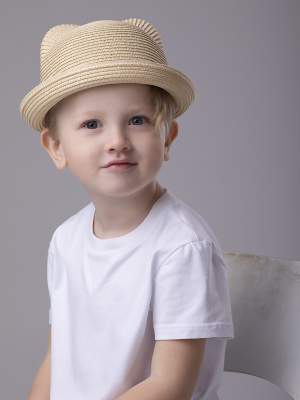 Шляпа детская с ушками Детская летняя шляпа для мальчиков c ушками и узкими полями VINTAGE+ выполнена из 100% бумаги. Бумага – это переработанная целлюлоза, из которой изготавливают бумажную пряжу. Модель может регулироваться по размеру с помощью специальной утягивающей ленты, расположенной во внутренней части головного убора. Она отлично держит форму, не мнется и не деформируется при транспортировке, что позволяет нам отказаться от дорогостоящих шляпных коробок и прочей ненужной упаковки. И тем самым максимально сократить цену изделия.  , шапки оптом, головные уборы оптом, береты оптом, шапки оптом Москва, шапки оптом Казань, шапки 2018 оптом, шапки 2018 оптом, Женская одежда оптом, свитшоты брюки. Женская трикотажная одежда оптом. трикотажные шапки оптом от производителя, модные шапки оптом, летние шляпы оптом, летние головные уборы оптом, бейсболки оптом, бейсболки стразовые оптом, интернет магазин головных уборов, производство и продажа головных уборов,
шапки оптом от производителя., модные шапки головные уборы оптом Россия, Москва, Казань от производителя. Женская одежда оптом, свитшоты брюки. Женская трикотажная одежда оптом.  Шапки оптом, оптовая продажа, головные уборы оптом, береты оптом, оптовая продажа головных уборов, шапки оптом, шляпки оптом, кепи оптом, шапки оптом Москва, шапки оптом Казань, шапки 2018 оптом, шапки 2018 оптом, трикотажные шапки оптом от производителя, модные шапки оптом, летние шляпы оптом, летние головные уборы оптом, бейсболки оптом, бейсболки стразовые оптом, интернет магазин головных уборов, производство и продажа головных уборов, шапки оптом от производителя.