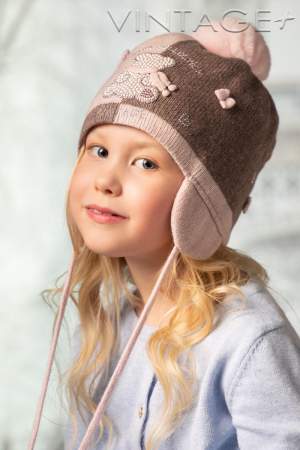 Шапка детская зимняя с завязками "Тедди Тишка" Модель "Тедди Тишка" - очаровательная зимняя двухцветная шапка с завязками для маленьких модниц. Мягкая, уютная  шапочка эффектно декорирована помпоном из эко-меха и стразовой аппликацией медведя с шарфиком, утеплена синтепоном и имеет идеальную посадку с плотным прилеганием. Для подклада используется гипоаллергенный хлопковый трикотаж. , шапки оптом, головные уборы оптом, береты оптом, шапки оптом Москва, шапки оптом Казань, шапки 2018 оптом, шапки 2018 оптом, Женская одежда оптом, свитшоты брюки. Женская трикотажная одежда оптом. трикотажные шапки оптом от производителя, модные шапки оптом, летние шляпы оптом, летние головные уборы оптом, бейсболки оптом, бейсболки стразовые оптом, интернет магазин головных уборов, производство и продажа головных уборов,
шапки оптом от производителя., модные шапки головные уборы оптом Россия, Москва, Казань от производителя. Женская одежда оптом, свитшоты брюки. Женская трикотажная одежда оптом.  Шапки оптом, оптовая продажа, головные уборы оптом, береты оптом, оптовая продажа головных уборов, шапки оптом, шляпки оптом, кепи оптом, шапки оптом Москва, шапки оптом Казань, шапки 2018 оптом, шапки 2018 оптом, трикотажные шапки оптом от производителя, модные шапки оптом, летние шляпы оптом, летние головные уборы оптом, бейсболки оптом, бейсболки стразовые оптом, интернет магазин головных уборов, производство и продажа головных уборов, шапки оптом от производителя.